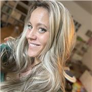 Professeur particulier donne cours de soutien scolaire aux étudiants collégiens